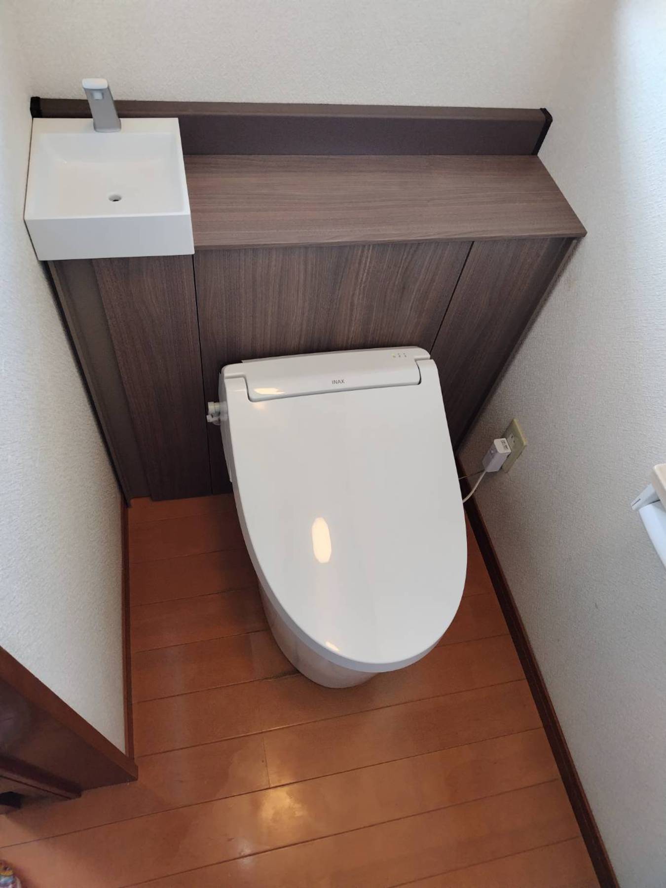 LIXIL　Jフィット (キャビネット付便器)　入替工事のリフォーム写真