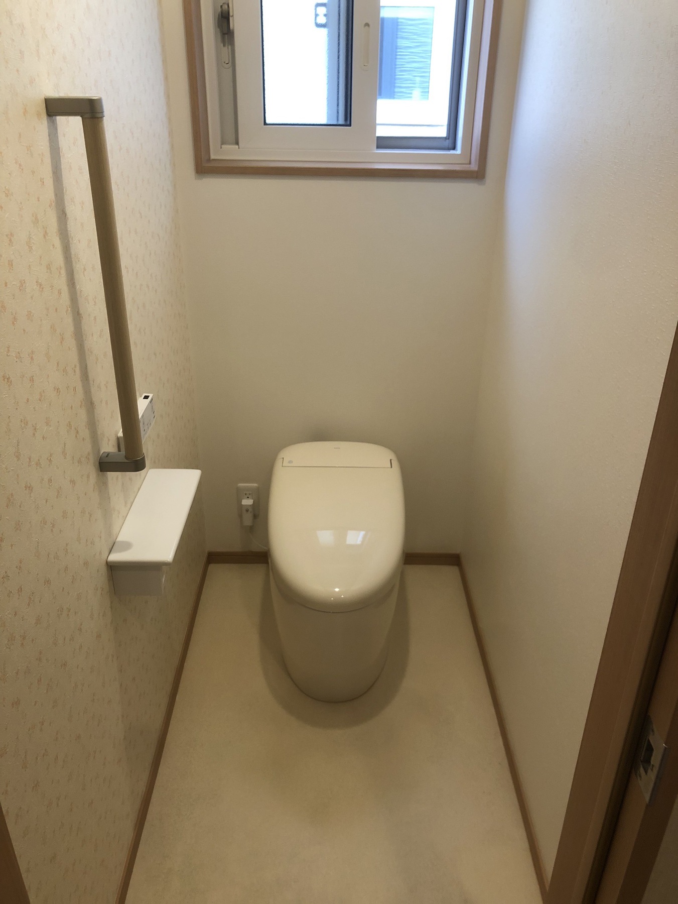 長野市　TOTO　ネオレストRS1　トイレ・手すり・紙巻器交換+壁紙交換の写真
