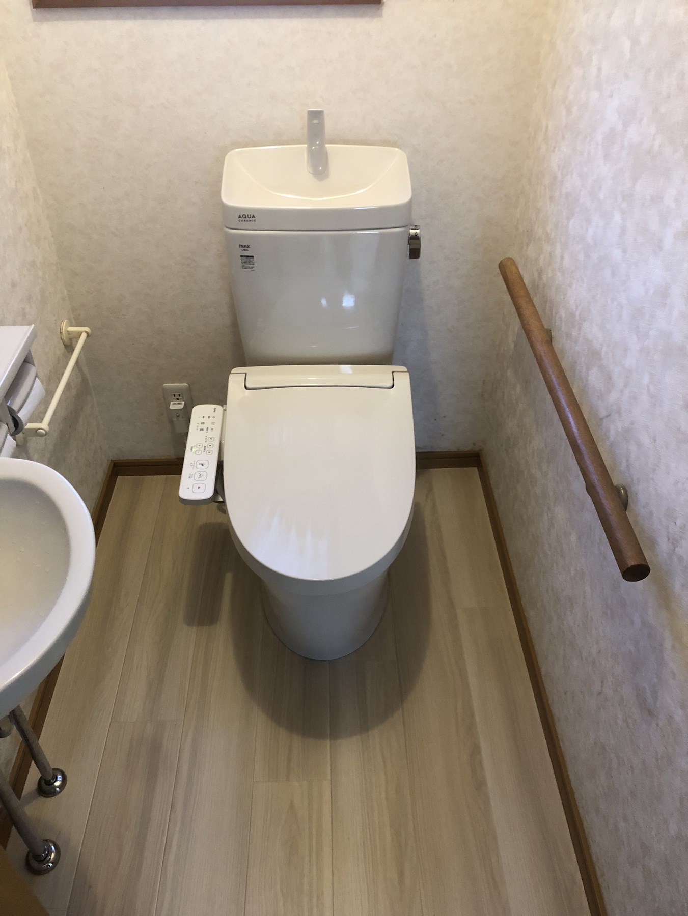 須坂市　トイレ入替工事　LIXIL　アメージュ便器+組み合わせ便座　床張り替えの写真