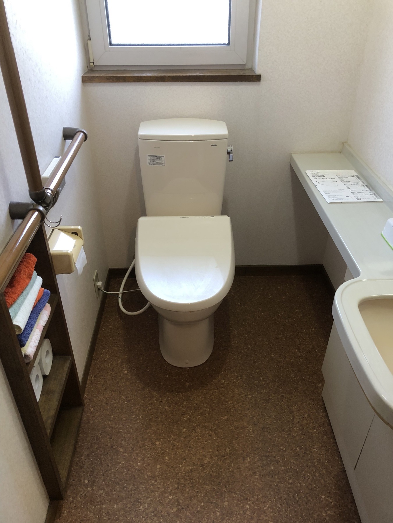 TOTO　車椅子対応便器　床CF張替のリフォーム写真