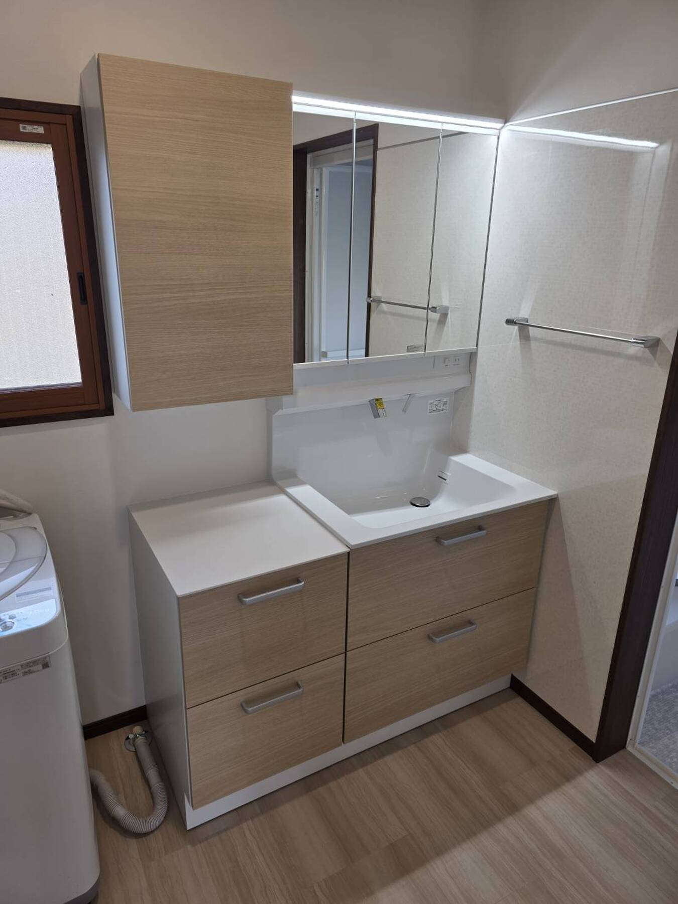 TOTO　オクターブライト　トールキャビネットの写真