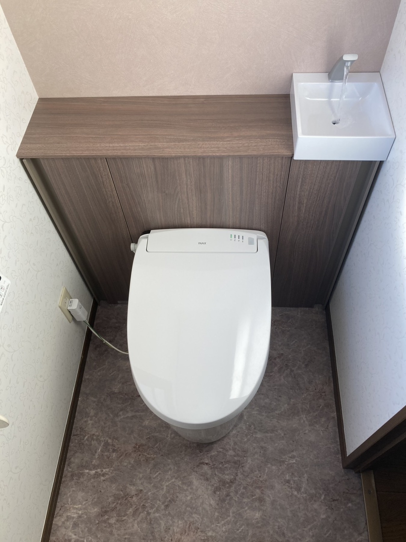 LIXIL　Jフィット　手洗い付き　5グレード　トイレ内装の写真