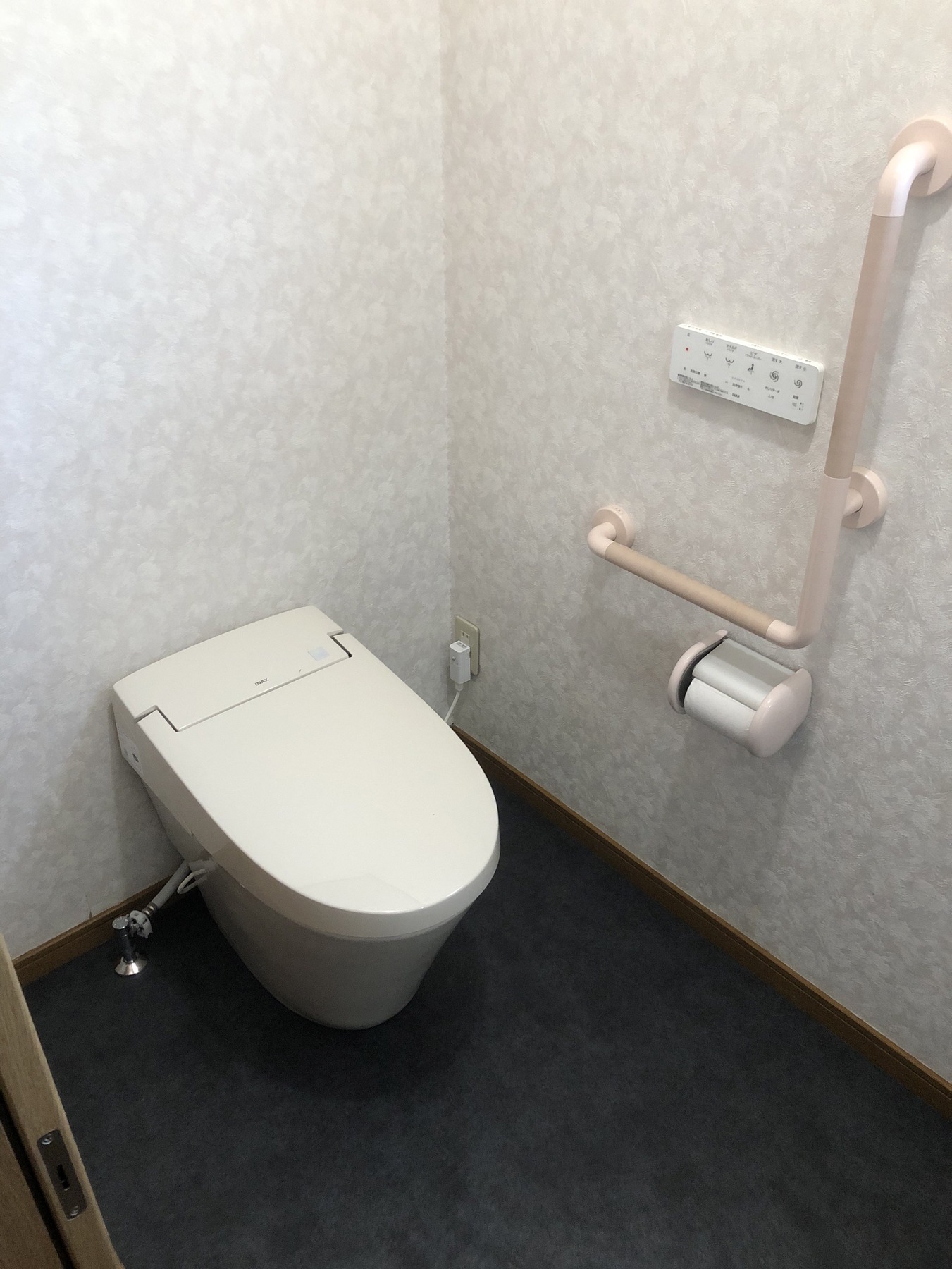 LIXIL　サティスS6グレード+床の張替え　手洗い水栓取替の写真