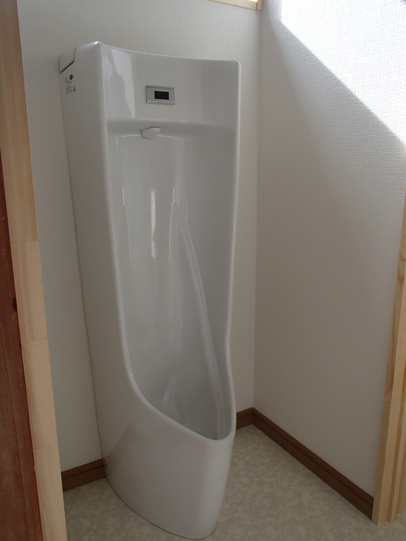 長野県長野市　トイレ全面改装　LIXILサティスG　センサー小便器のリフォーム写真