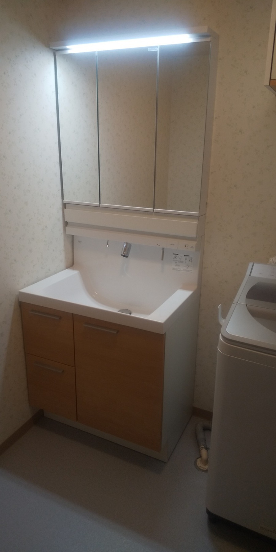 洗面台とトイレの取替工事の写真